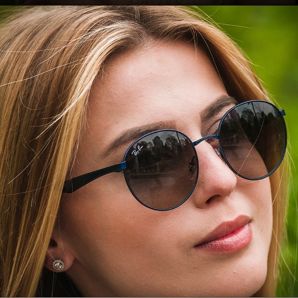 Ray-Ban 90s Style Metallic Silver Sunglasses with Dark Green Lenses - Picture 2 of 12